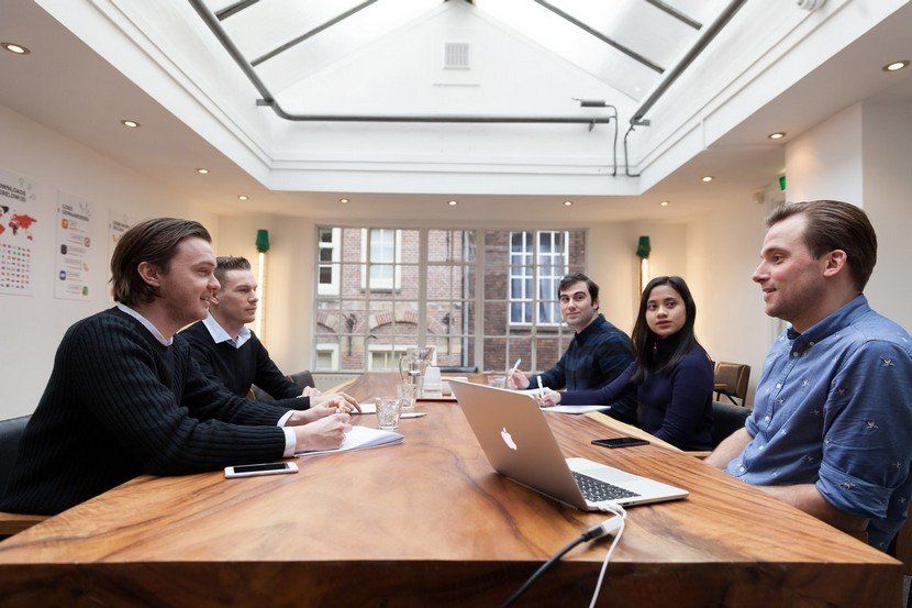 DTT vergadering in big meeting room