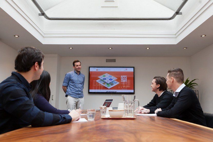 DTT presentatie in big meeting room