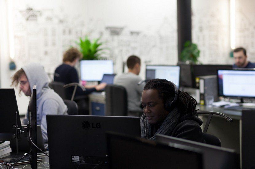 DTT werknemers op kantoor