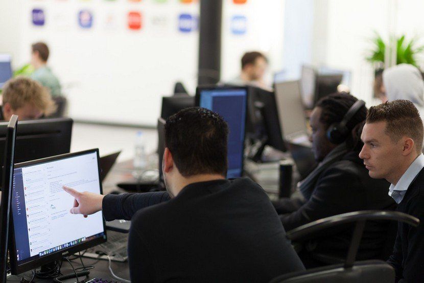 DTT werknemers op kantoor 3