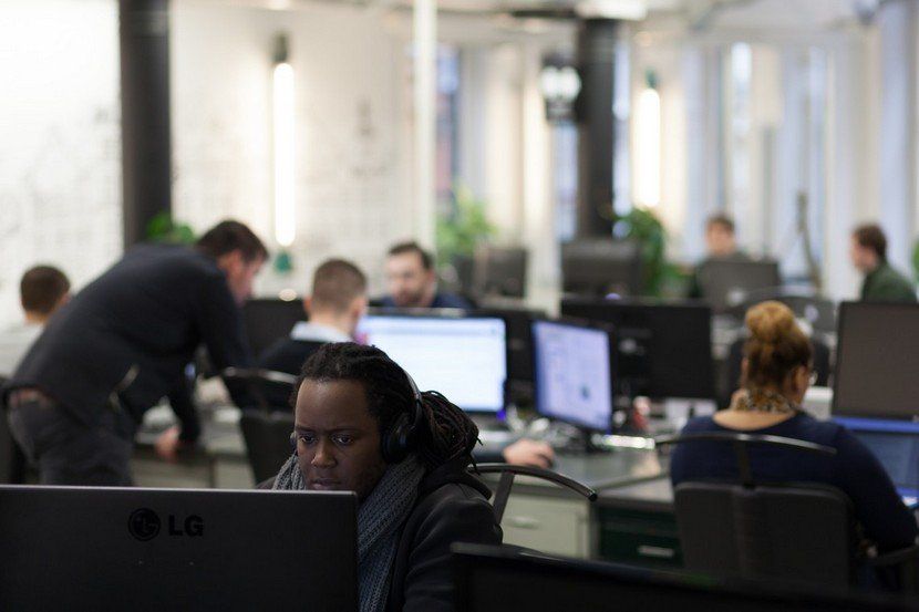 DTT werknemers op kantoor 6